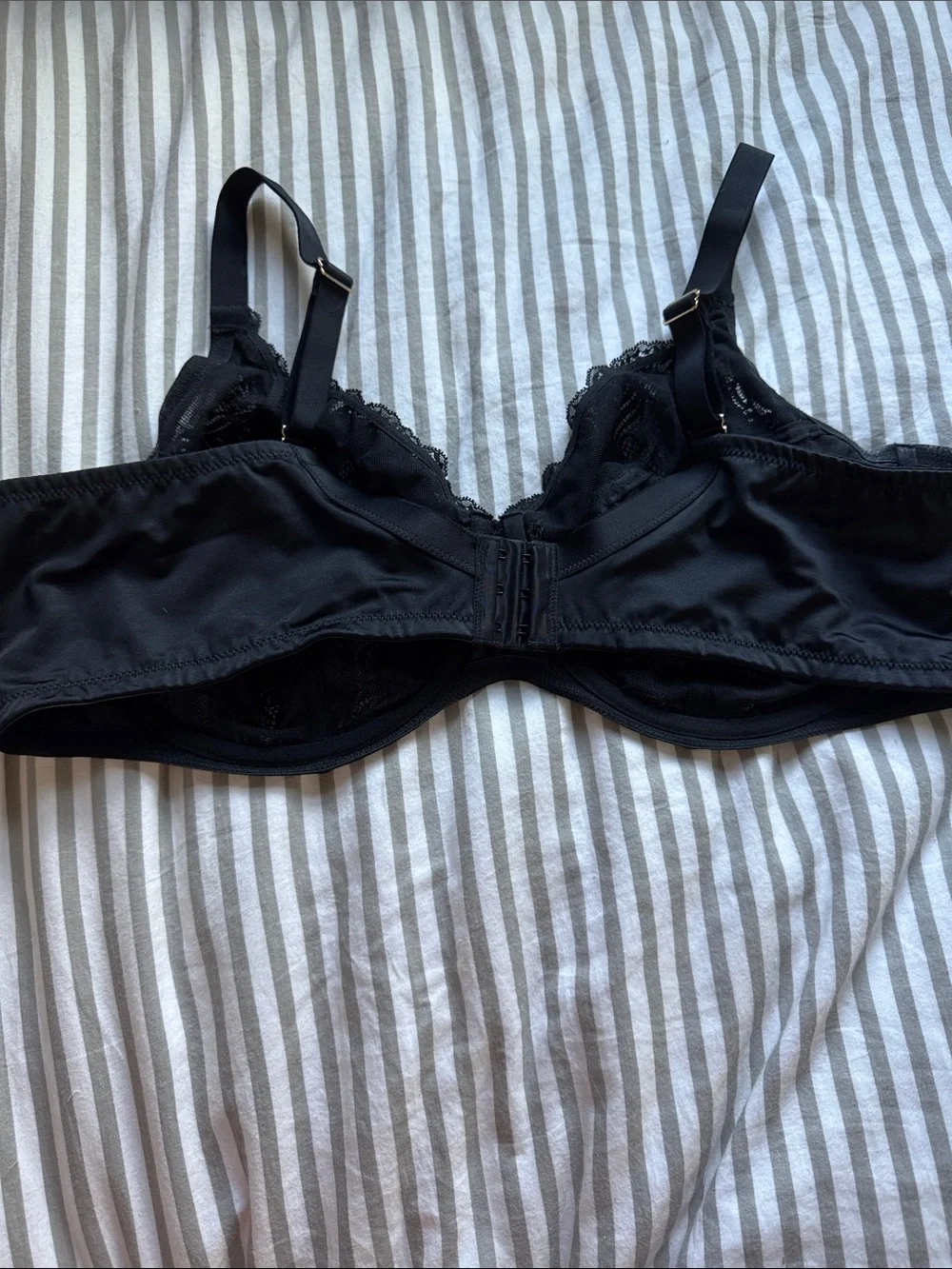 Black Lace Underwire Bra - Elegant Support